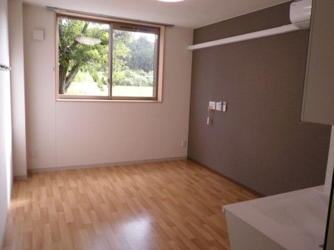「プラチナ・シニアホーム袋井」の居室。洗面台やトイレを居室に設置し、移動の負担を軽くする。