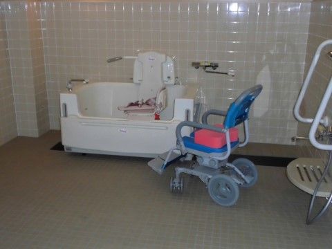 「プラチナ・シニアホーム袋井」の機械浴室。腰掛けたままでも入浴ができる介護浴槽を完備している。