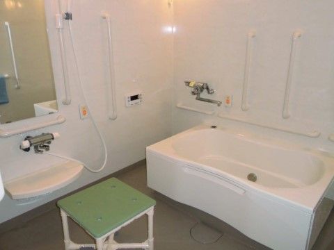 「プラチナ・シニアホーム袋井」の浴室。バスタイムを堪能できるよう、個別浴室も用意している。