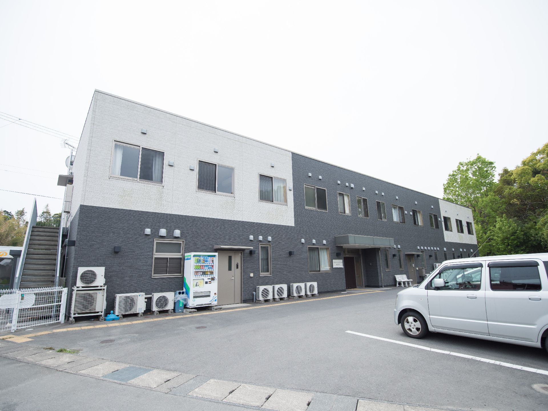 前面に駐車場スペースを完備し、非常階段が備わっている２階建て施設