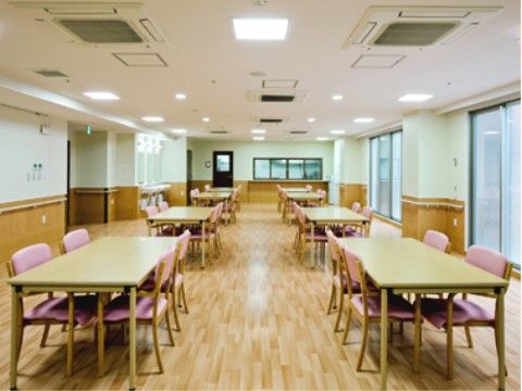 「プラチナ・シニアホーム川西中央」のリビング。洗面台も設置されお食事前に手を洗い流し、ばい菌等を運ばせない。