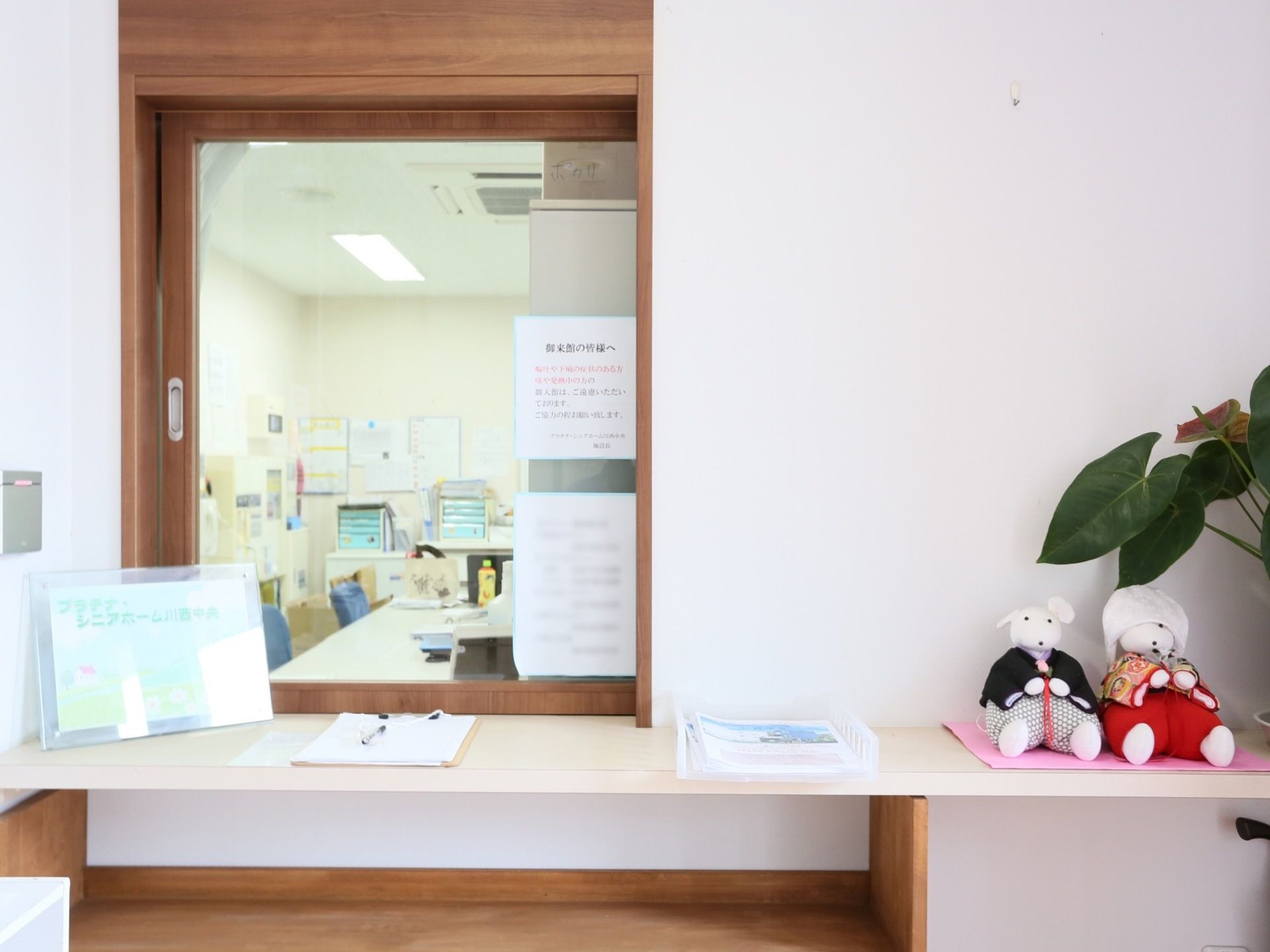 受付のカウンターには記入用紙が設置されており、来訪者様が訪れた場合にはそちらに記入後、入室することができる。