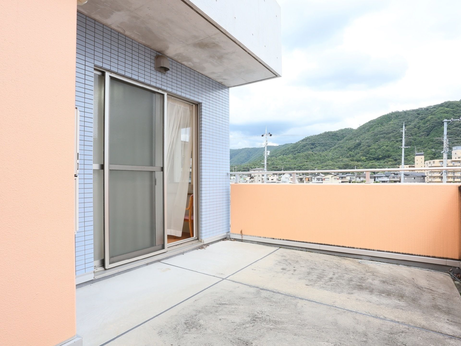 屋上からは緑豊かな景色を眺めることができ、天気の良い日などには入居者様の気分転換の場として使用することができる。