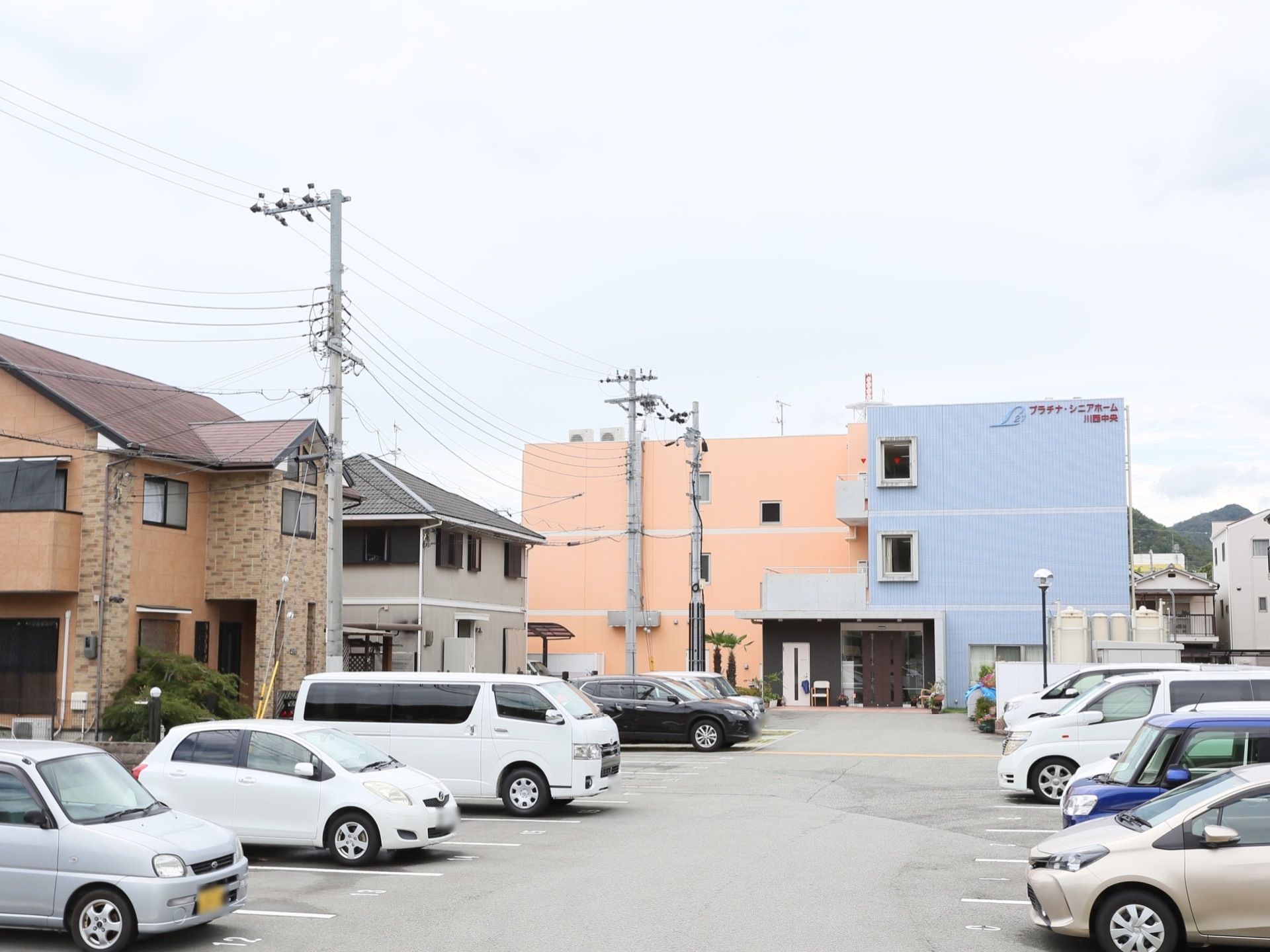施設の駐車場は余裕のある台数分を確保しており、来訪者様が車両で来られた際には速やかに駐車することができる。