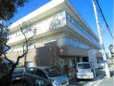 「プラチナ・シニアホーム東大和」の外観。居室にはベランダが設けられており、洗った洗濯物の干し場所となっている。