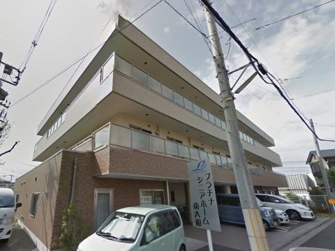 「プラチナ・シニアホーム東大和」の外観。閑静で暮らし優れた環境の住宅街に、併設する3階建ての老人ホーム。