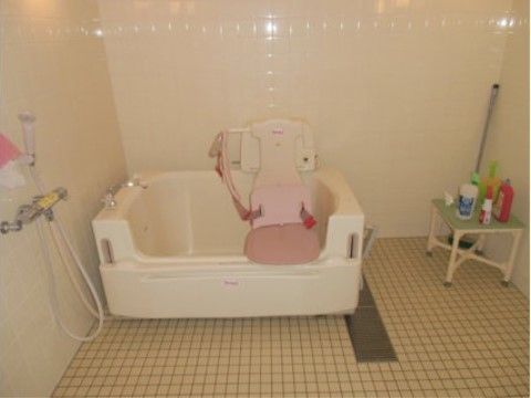 「プラチナ・シニアホーム東大和」の介護浴槽。座ったまま入浴ができる、機械付きの浴槽を完備している。