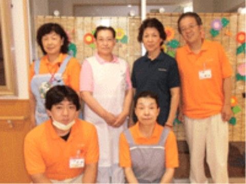 「プラチナ・シニアホーム東大和」のスタッフ。優しく丁寧なサポートをスタッフが行い、入居者様に不自由のない生活を整えている。