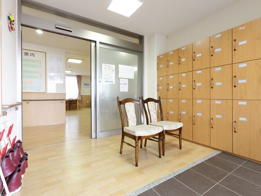 施設のエントランス