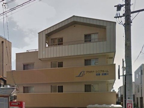 「プラチナ・シニアホーム宝塚逆瀬川」の外観。4階建てのてっぺんには、五角形のデザインが取り付けられている。