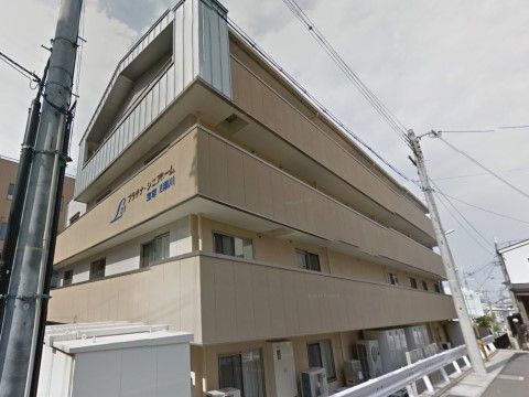 「プラチナ・シニアホーム宝塚逆瀬川」の外観。マンションチックな外観であり、日当たりの良い建物になっている。、