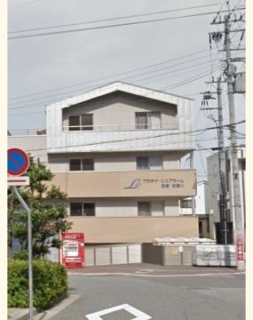 「プラチナ・シニアホーム宝塚逆瀬川」の外観。暮らしの設備が整い、身近な商業の施設も栄えている。