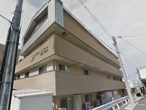 対角線上に見たベランダを完備した４階建ての施設外観