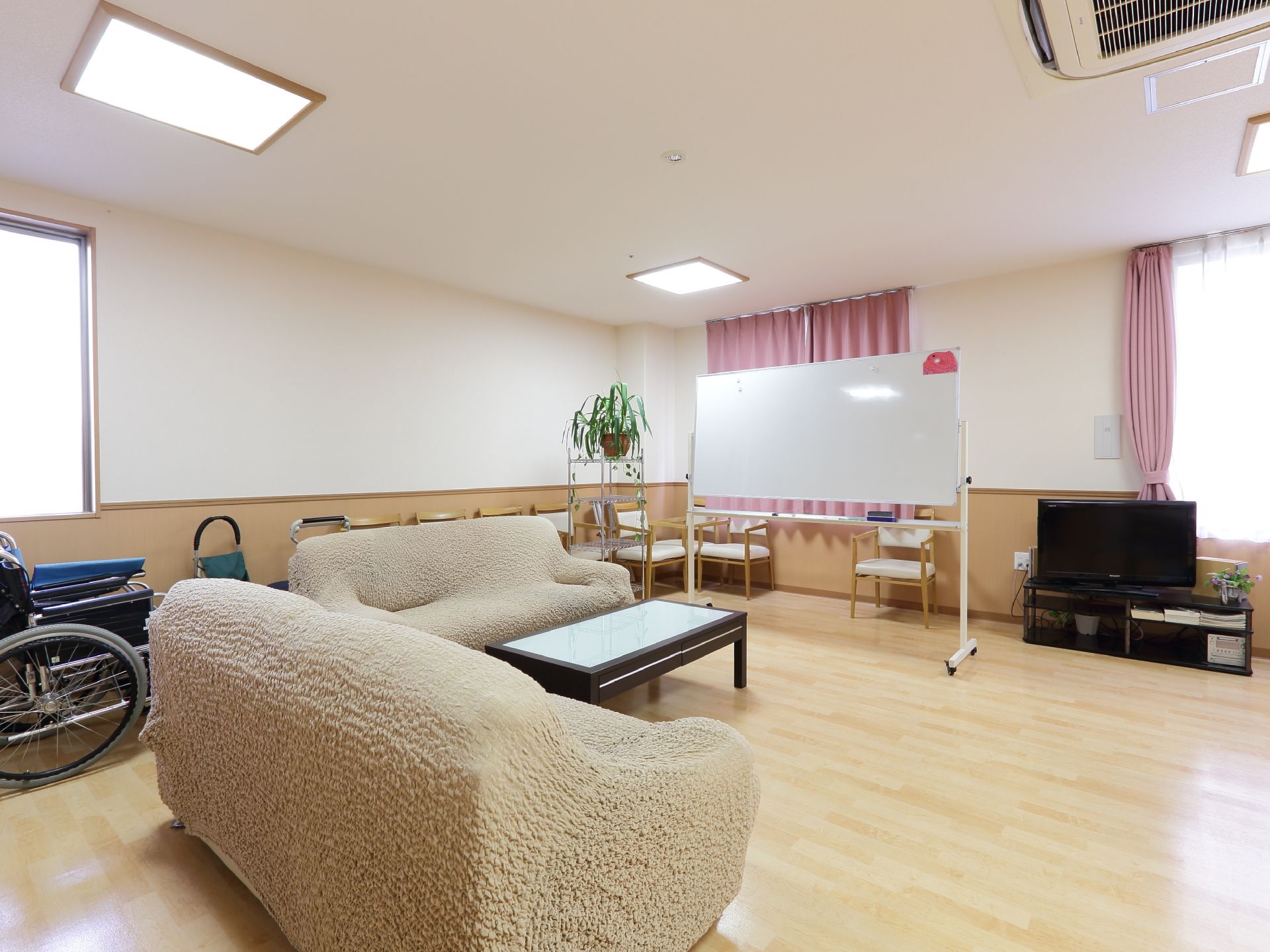 部屋の一角にはソファと机が置かれており、誰でも寛げる空間になっている。テレビを見たり、歓談したりと過ごすことができる。