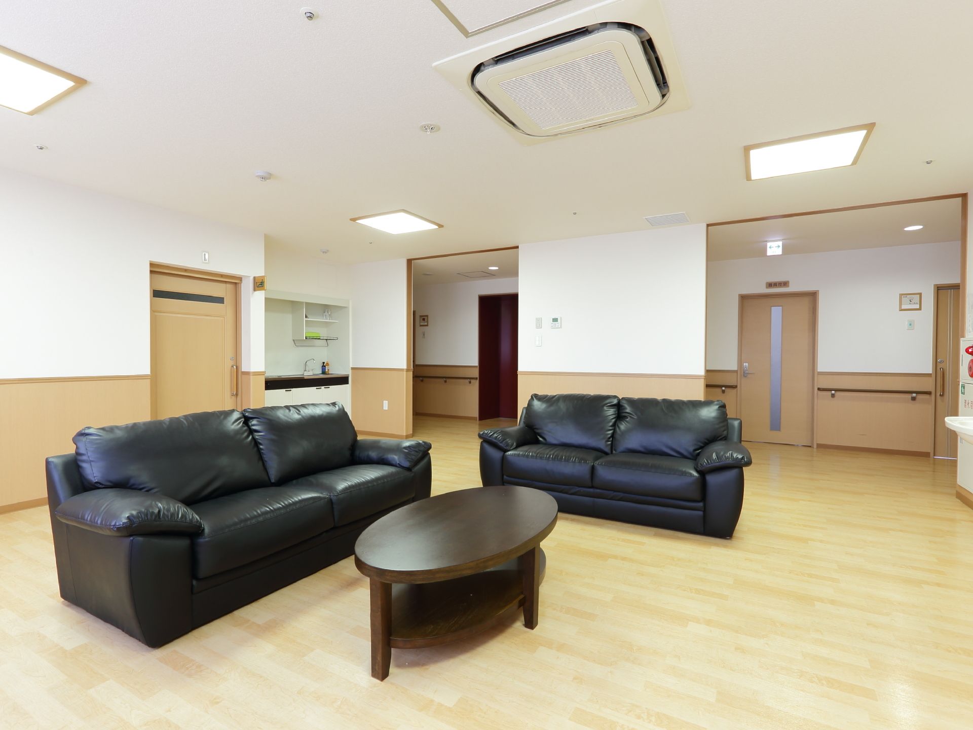 廊下と一体型のリビングルームになっている。部屋を出て直ぐの所にあるので、入居者同士のコミュニケーションの場にもなりやすい。