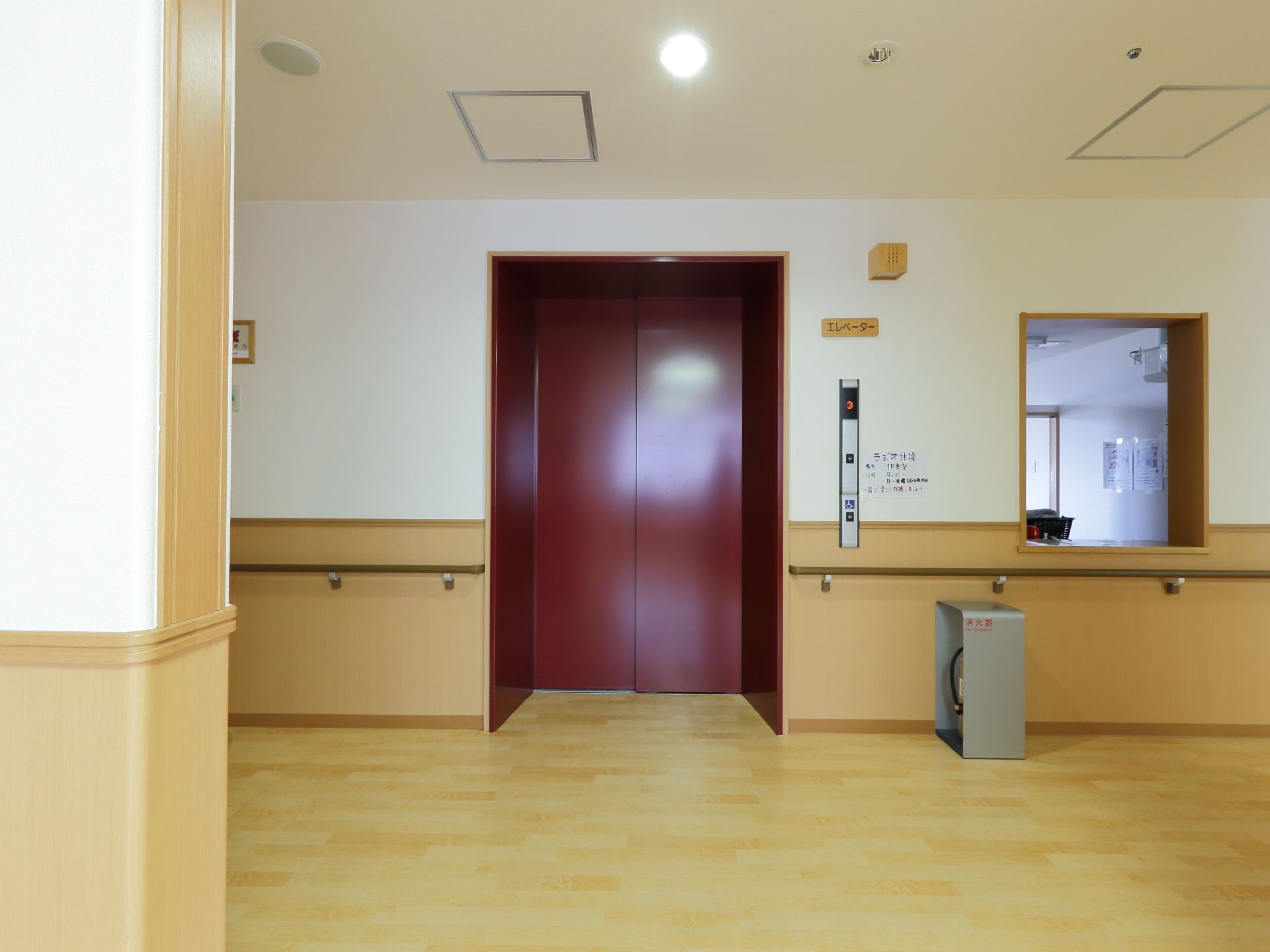 エレベーターがあるので、上下階の行き来にとても便利である。赤色になっていて、分かりやすくなっている。
