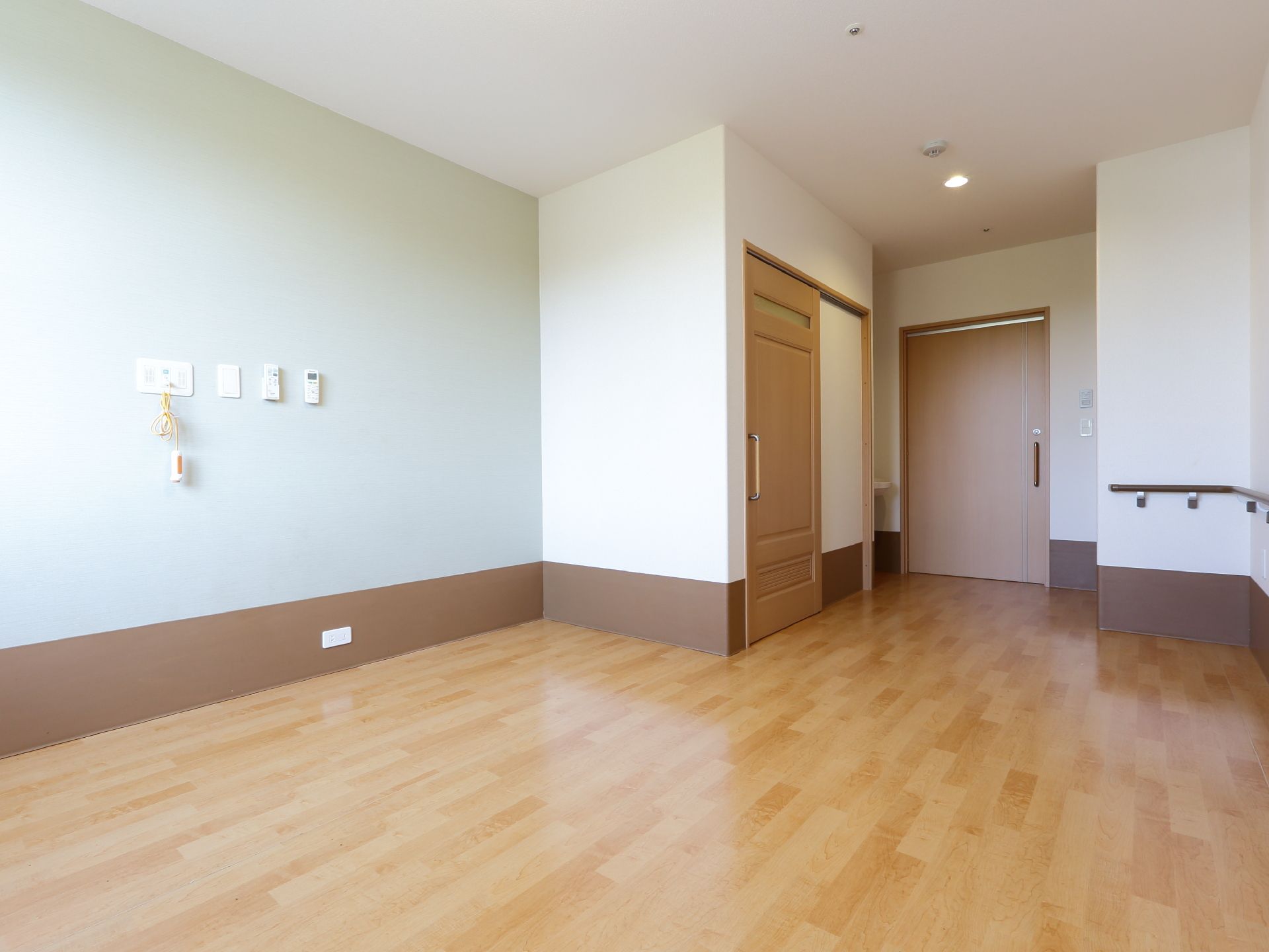 部屋は間取が広く取られており、段差はない。手すり、トイレが付いている。部屋の戸は引き戸になっている。