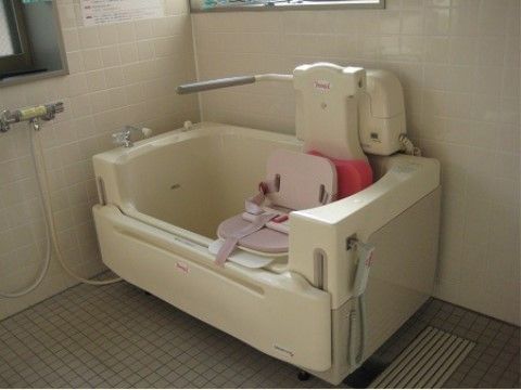 座浴タイプの介護入浴機器が壁際に設置された機械浴室