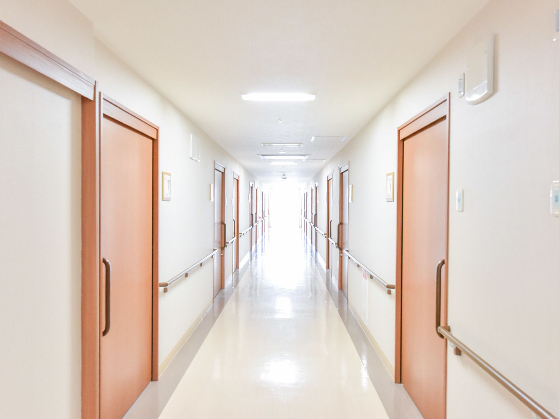 施設内の通路はフラットな床のバリアフリーになっている。また足の不自由な人のために、手すりが取り付けられている。