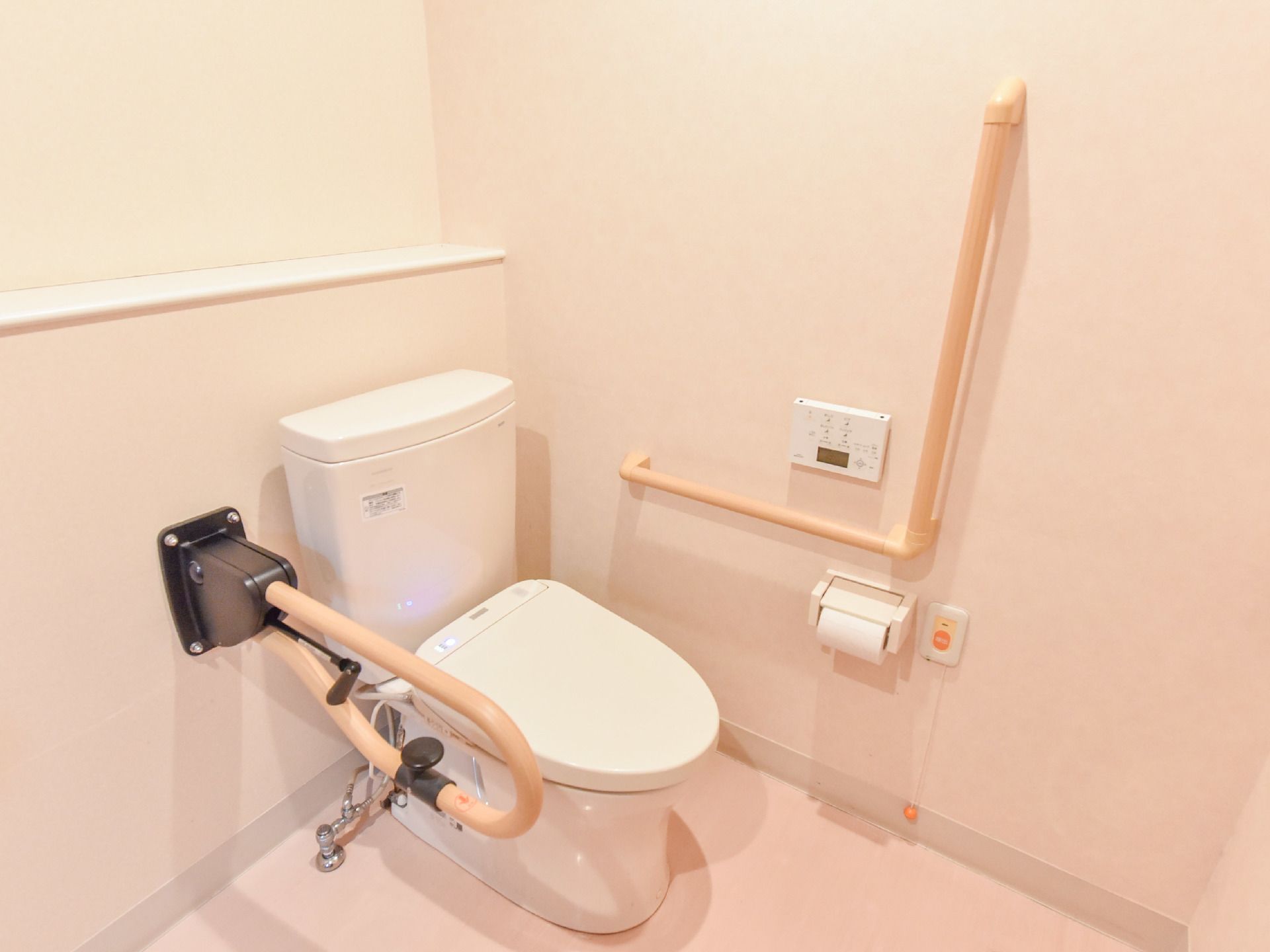 清潔感があり、車椅子でも使用しやすい広さがある。ナースコール、ウォシュレット、肘置きも設置されている。