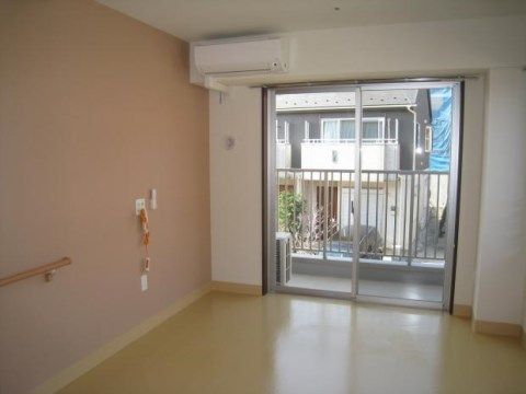 「プラチナ・シニアホーム宮崎台」の居室。居室には外の様子が窺えるようベランダ付きになっている。