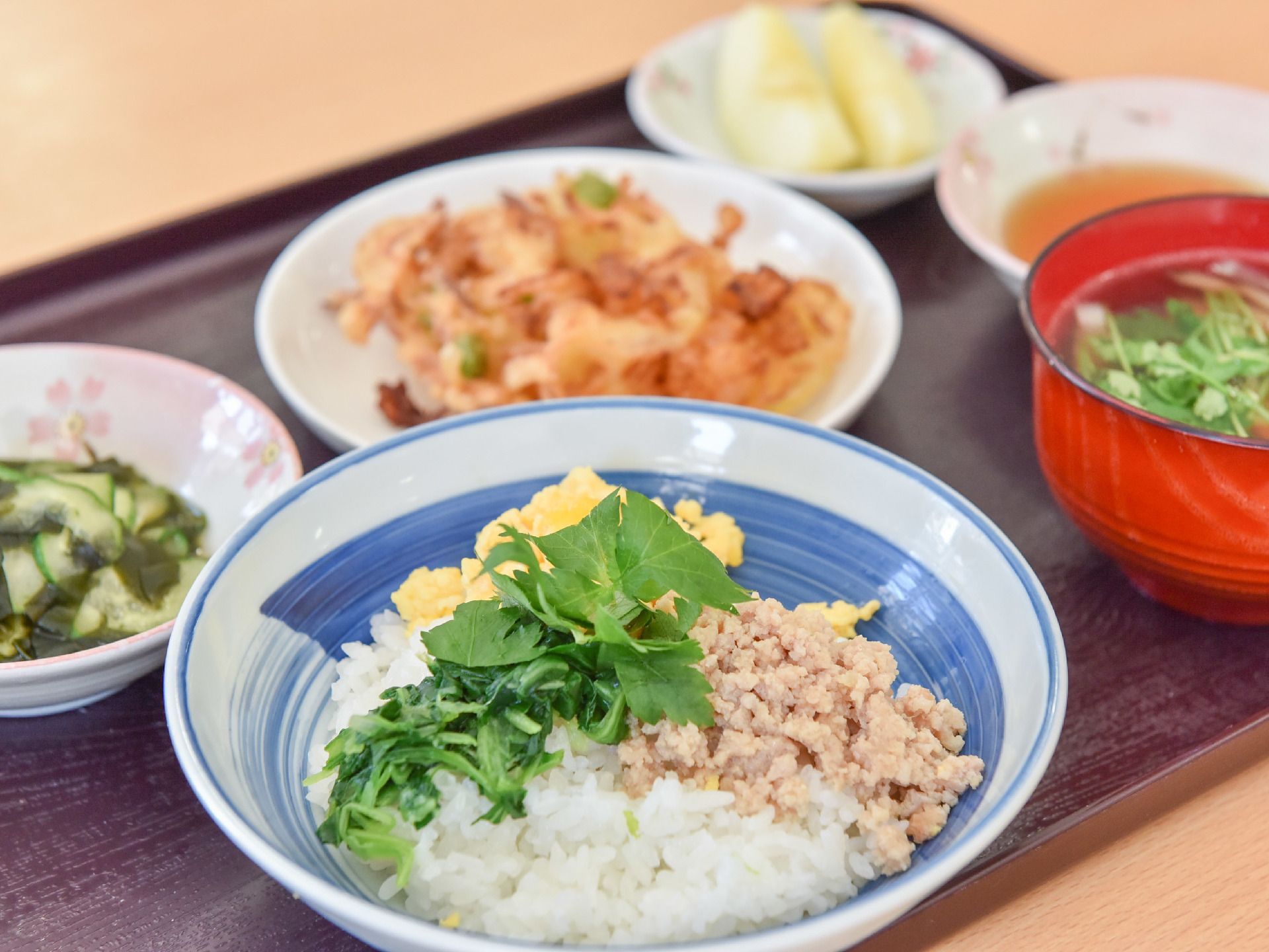 器に盛りつけて並べられている、食材を多く取り入れた料理