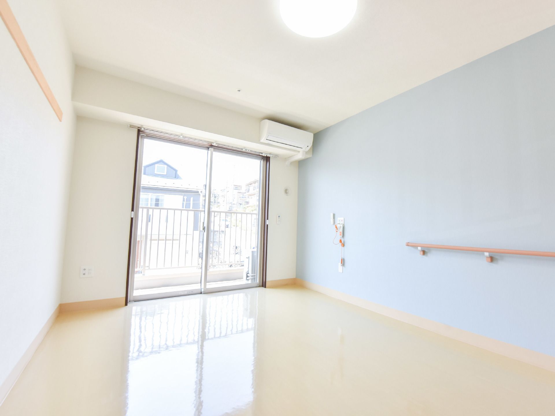 ブルー系のアクセントクロスが貼られたご入居前の居室