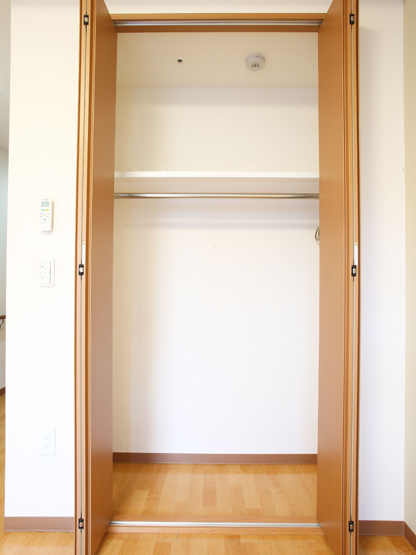 各部屋には大型クローゼットが置かれている。洋服をかけておいたり、収納しておいたりと自由に使用できる。