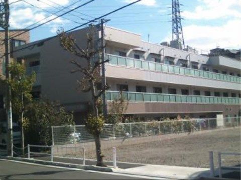 ベランダを完備した２階建ての施設を対角線上に見た景観