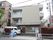 3階建てのマンション型建物で、通りに面しているので、分かりやすい場所にある。送迎車や自動販売機などがある。