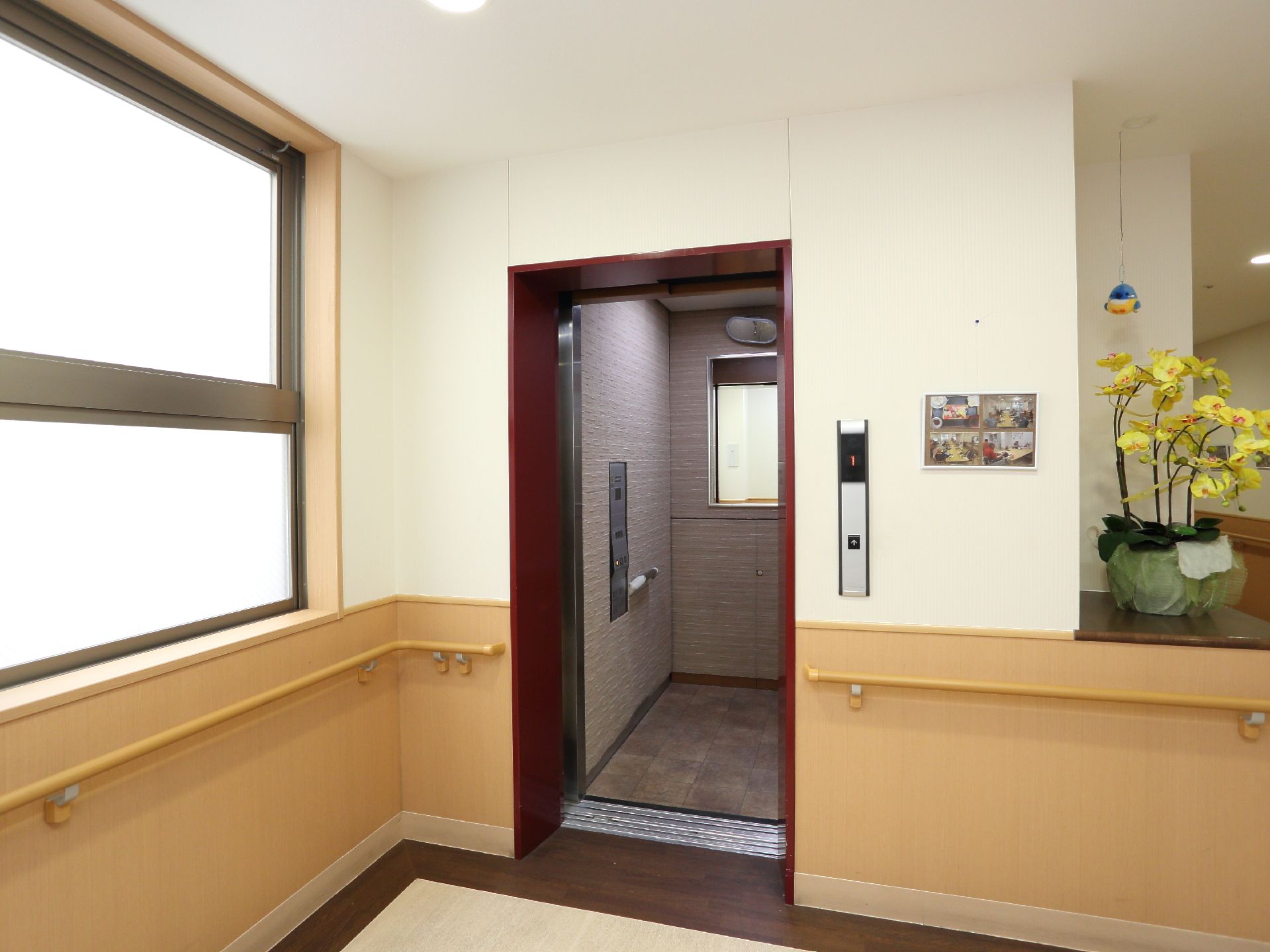 施設内にはエレベーターがあり、上下階を行き来することができる。奥行きが広く、鏡がついているので車椅子の方でも安心。