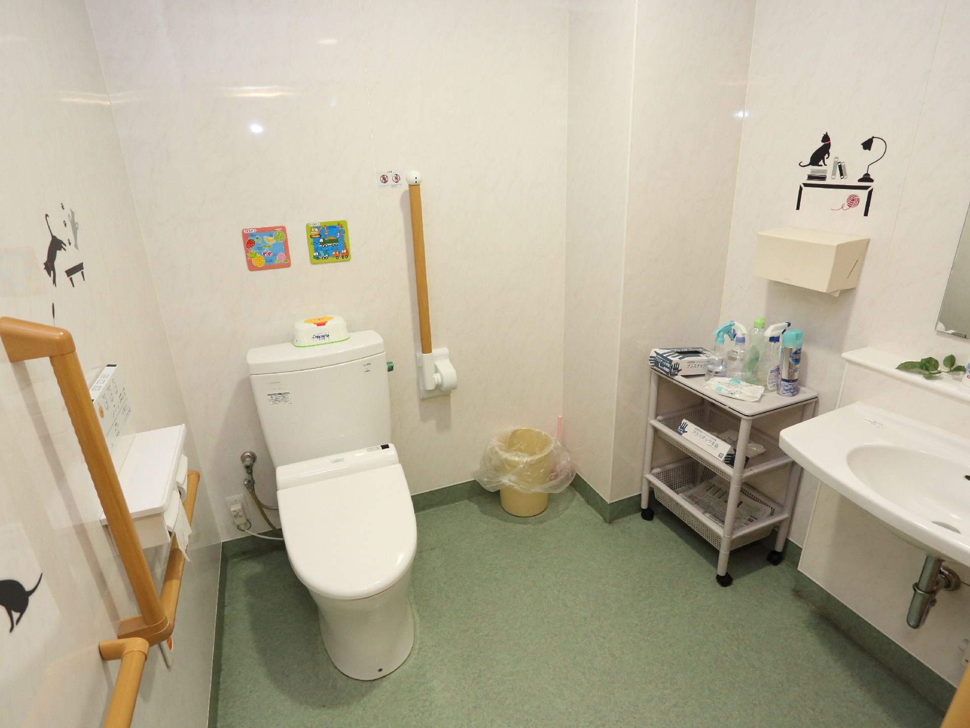 トイレと洗面台が一緒になっている。手すり、ウォシュレット、ナースコールがあり、広いので車椅子のまま入れる。
