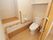 各部屋のトイレである。木目調で、壁には手すり、物置台、緊急用のコールボタン、ウォシュレットが設置されている。