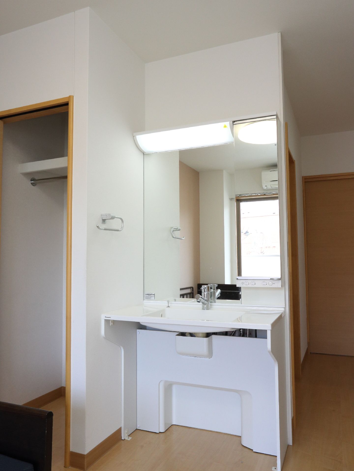 部屋には手洗いスペースがある。車椅子でも使いやすい仕様の下が空いているタイプである。大きな鏡も付いている。