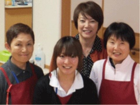にこやかな表情でこちらに微笑んでいる４名の女性スタッフ