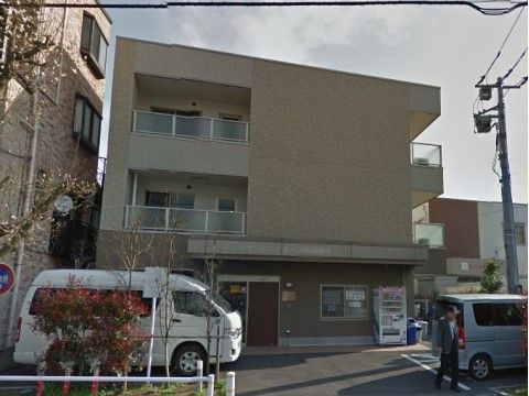 「プラチナ・シニアホーム板橋徳丸」の駐車場。車の収容所を設けているので、施設からすぐ止められる。