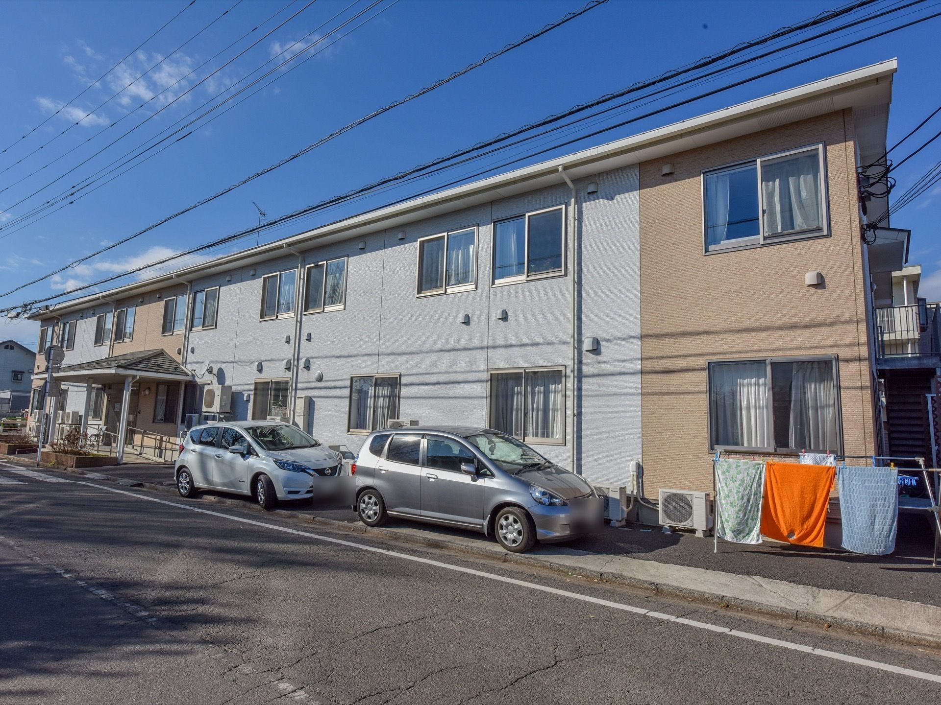 横に広い2階建ての建物となっている。入口前にスロープがある。道路に面した施設である。窓がたくさんある。