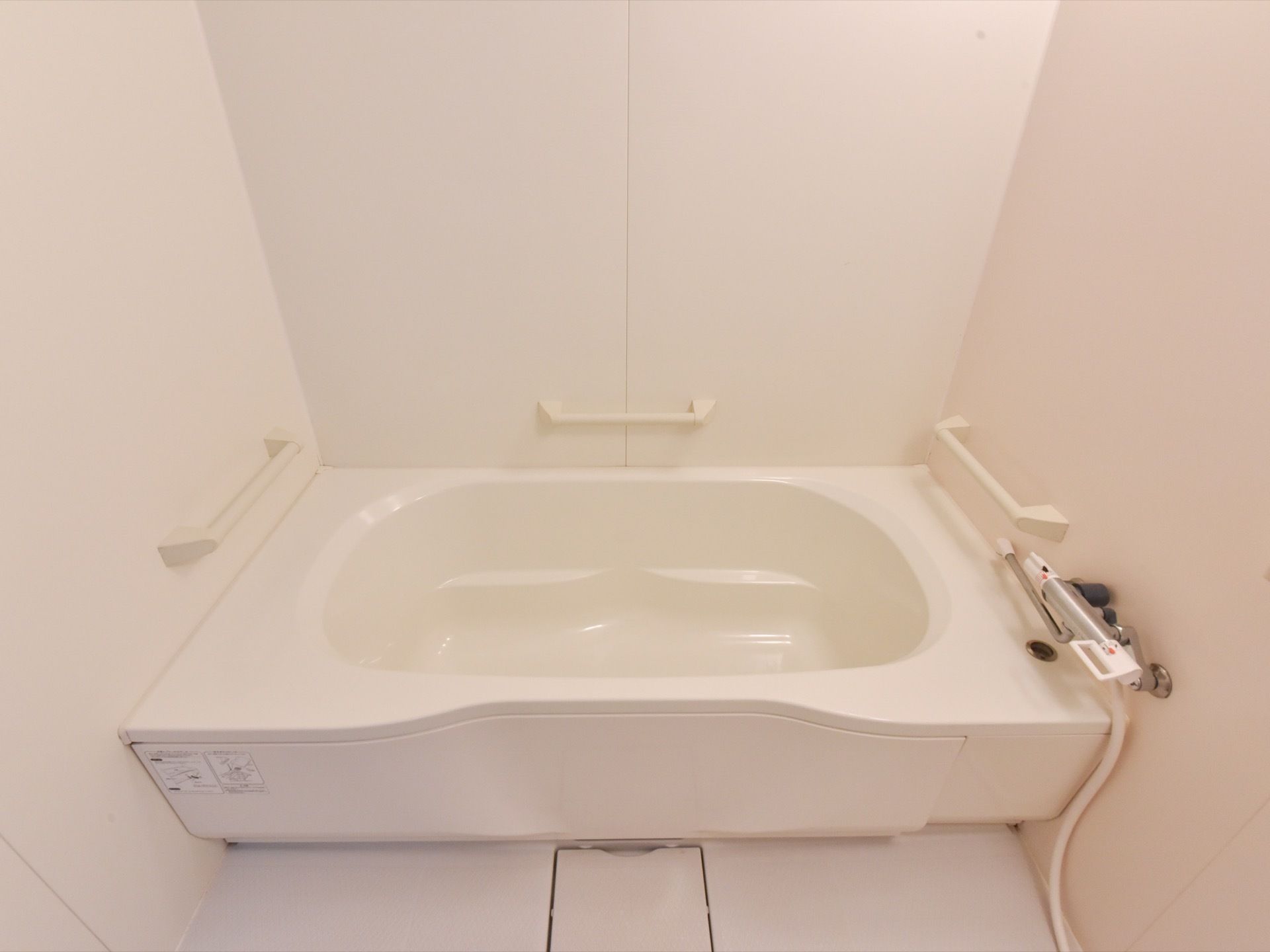 浴槽は広く、ゆったりと入浴することができる。手すりを設置している。浴室の床は段差のない造りとなっている。