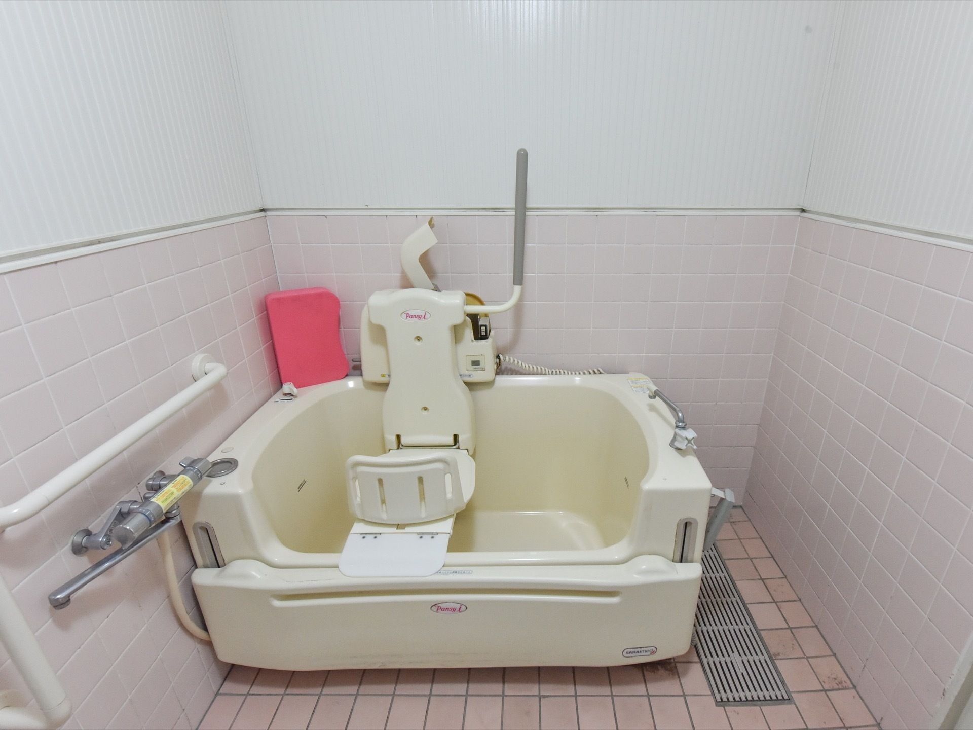 身体の不自由な方が安全に入浴できる機械を設置している。座位での利用が可能なので身体への負担が少ない。