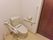 トイレの両側に手すりが付けられている。ナースコールは低い位置に設置されている。温水洗浄便座になっている。