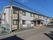 2階建ての広い建物となっている。非常用の滑り台が設置されている。外壁が2色に分かれたデザインとなっている。