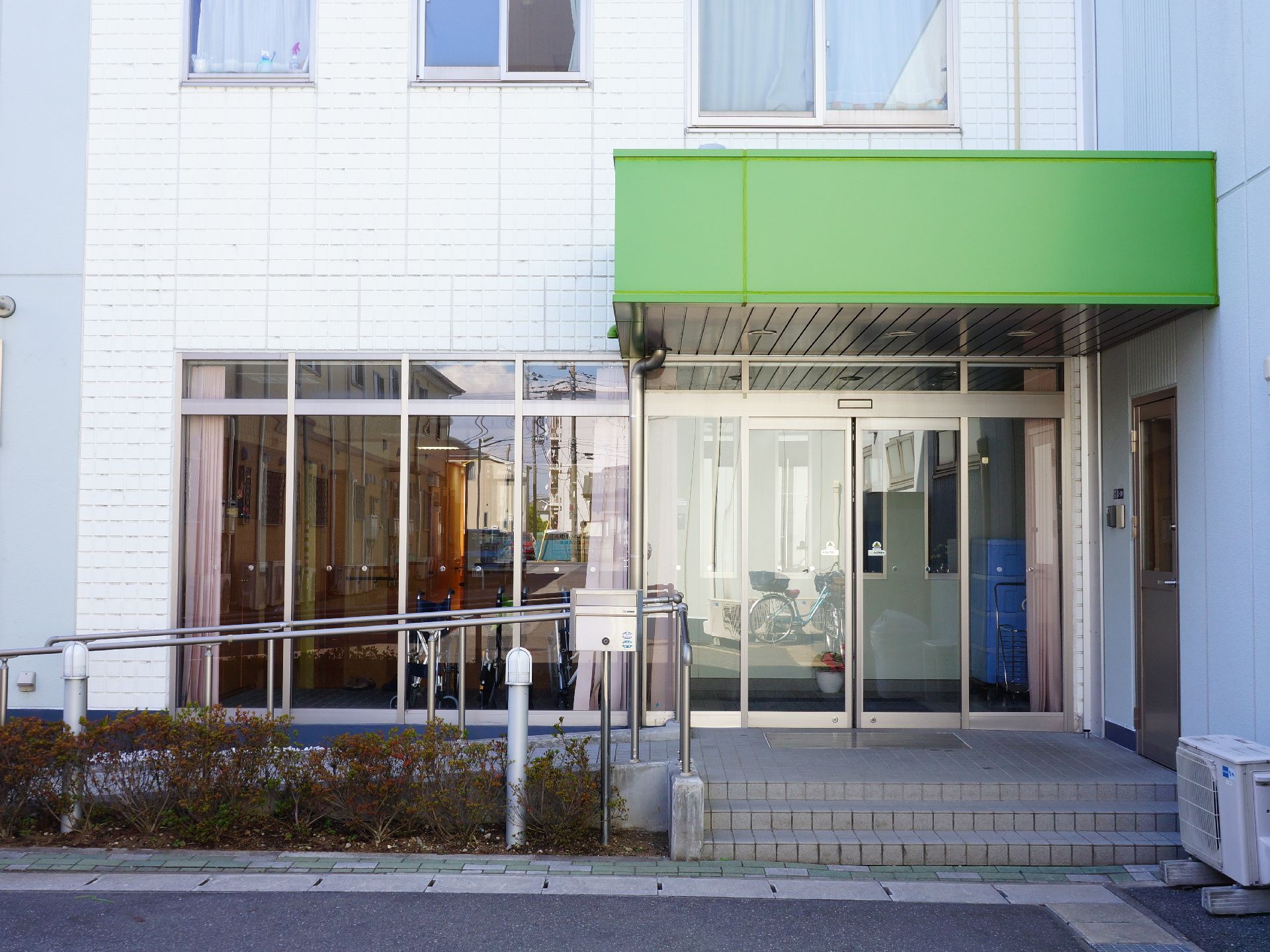 玄関付近は、スロープと手すりが取り付けられているので、足腰が弱い方や車椅子の方でも自分の力で移動できる。