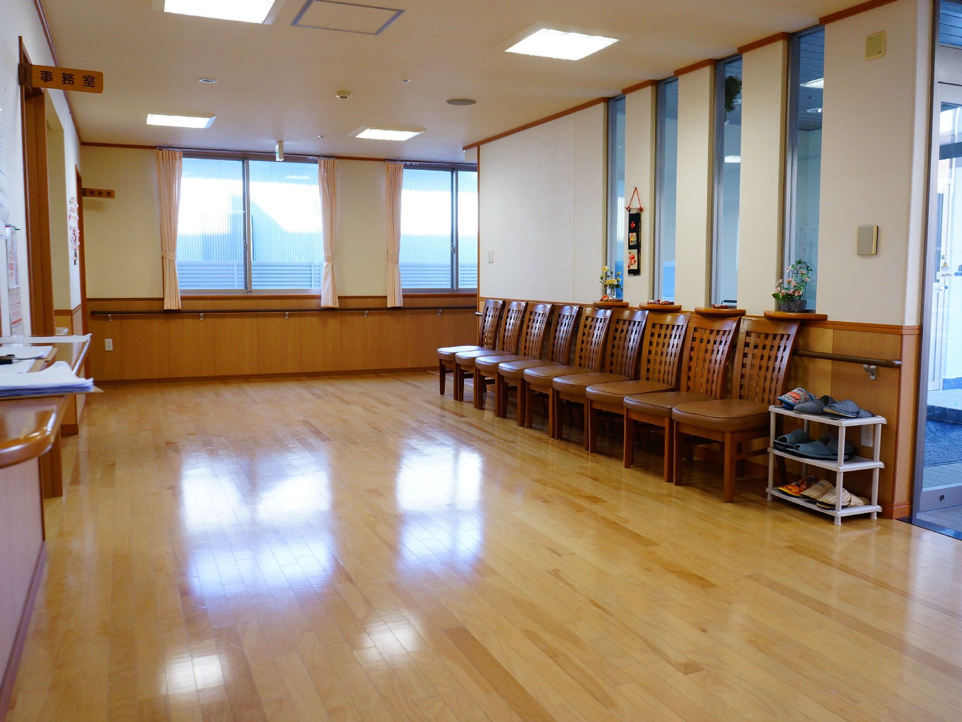玄関エントランスは開放感のある広さである。玄関正面に受付があり、いつも入居者を見守っていたり、郵便、配達物などを受け取っている。