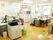 事務作業を行う部屋には、コピー機、デスク、ホワイトボードなどが置いてある。壁には賞状を飾り、スケジュール管理のボードも設置している。