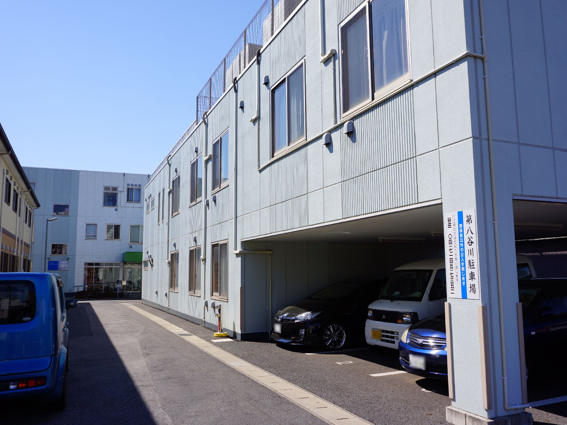 建物は窓が多く作られているので、採光、通気が確保されている。駐車場も完備しているので、車での面会も安心である。