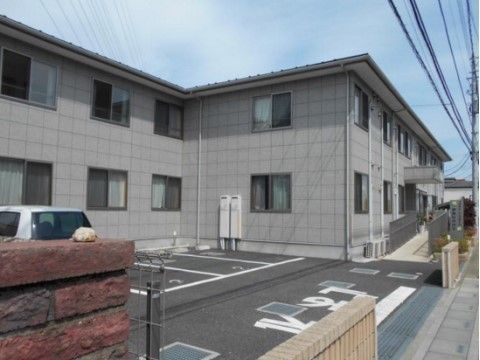 「プラチナ・シニアホーム伊奈なのはな」の駐車場。家族様がお車での訪問をした際に止められる駐車スペースを確保している。