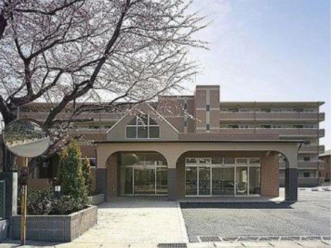 ソレイユひばりが丘の外観。大きなエントランスルーフのついた、おしゃれな洋風の外観となっております。