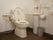 清潔感のあるトイレは、便器に座ったままでも手の届くところに手洗いがついており、ウォシュレットのボタンもその隣についている。