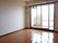 大きな窓からたくさんの日が入る明るい部屋で、白い壁に床はフローリングになっている。エアコンが設置されているので快適に過ごすことができる。