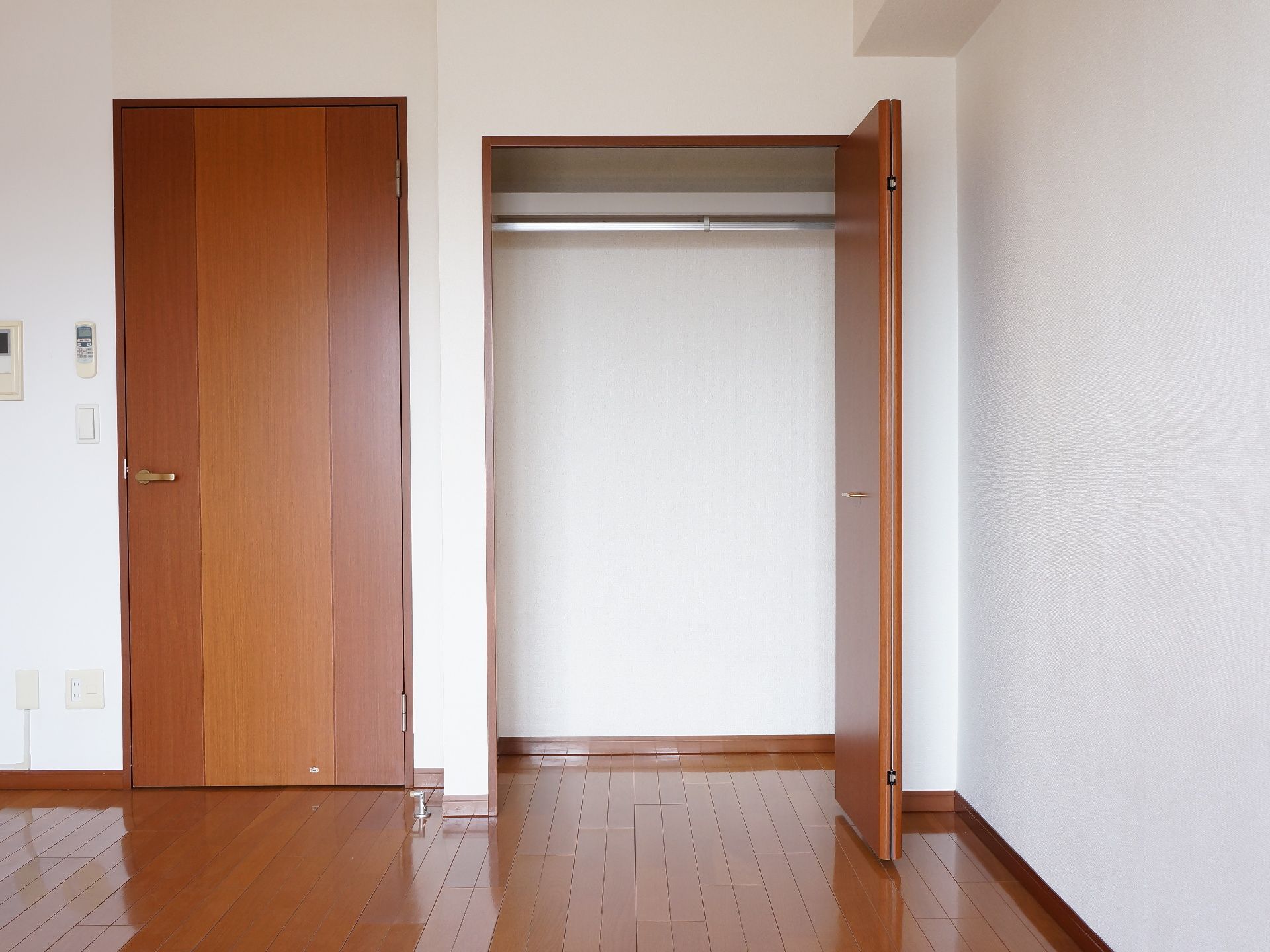 クローゼットの扉は折り畳み式になっていて、全体が見やすい。太いパイプが取り付けられていて、たくさんのハンガーをかけることができる。